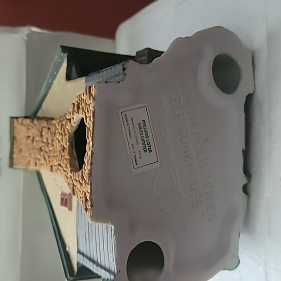 Dept 56  Heritage Village, North Pole Series,  Elves Bunkhouse, 5601-4 - Picture 6 of 14